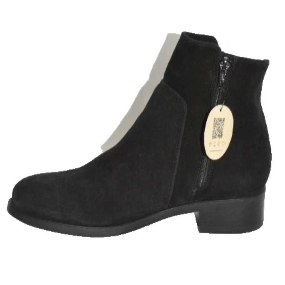 New! La Canadienne Hamlin Bootie Black Suede Size 7 DD520